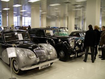 Автомобильный торговый центр Москва | На одном из этажей организована выставка-продажа Ретро автомобилей