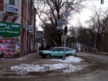 Шедевры парковки | улица Марии Ульяновой Водители так боятся за корму своих автомобилей, или просто не чувствуют габаритов своей машины 