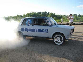 Фотоотчет гонки в Архангельске | В конце гонок повеселил зрителей отжигая резину до взрыва.