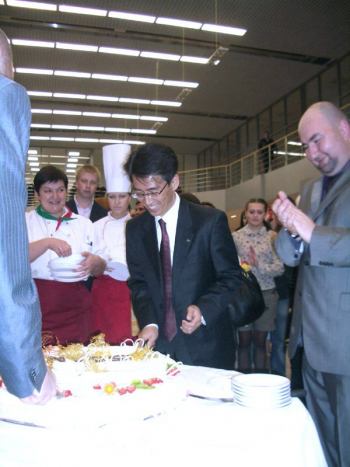 Открытие официального дилерского центра Nissan в Вологде - АЦ "Мартен" | Торт разрезают Геннадий Куницин и Фудзии Такудзи