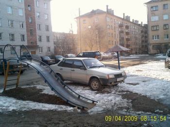 Парковка на газонах | во дворе дома № 126 по улице Горького....наверно, других мест не было...