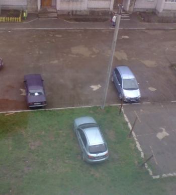 Парковка на газонах | жаль его машина не зеленая... Внутренний двор Дальней 22а.