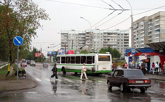 Пешеходный переход на перекрестке улиц  Казакова - Пошехонское ш | Интервал между пешеходами не может не радовать.