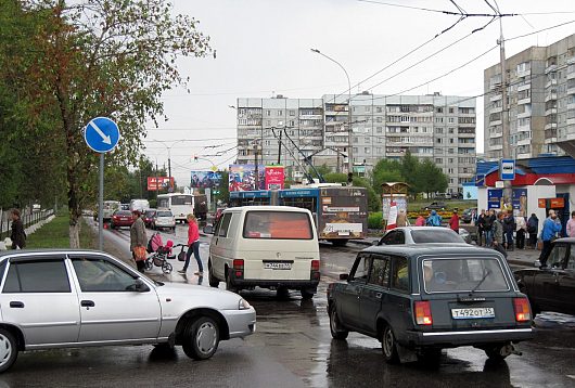 Пешеходный переход на перекрестке улиц  Казакова - Пошехонское ш | В час пик людей, машин и общественного транспорта гораздо больше.