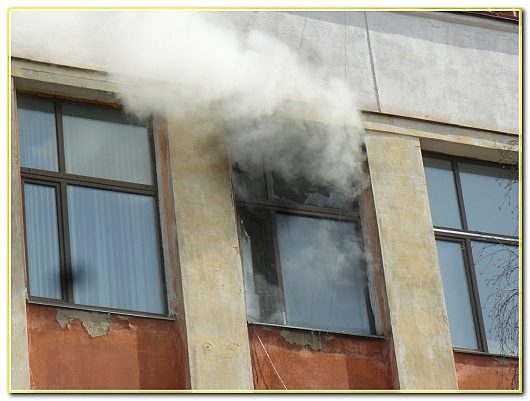 20-го апреля. пожар на ул. Козленской / 30- го июня. пожар на ул. Лаврова | окно офиса крупным планом