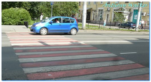 Разноцветные "зебры" на пешеходных переходах | [[На Чехова зебры на переходах стали бело-красными (или красно-белыми). ] на гагарина тоже ] на Герцена тоже