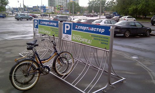 Вологда. Велодорожки, парковки для велосипедов | Стоянка около ТЦ Мармелад 20 машиномест.