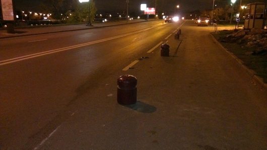 Москвичей призвали бороться с незаконными парковками | На Космодамианской набережной, в сторону Дербеневки, добрые люди поставили незаметные бетонные столбики.
