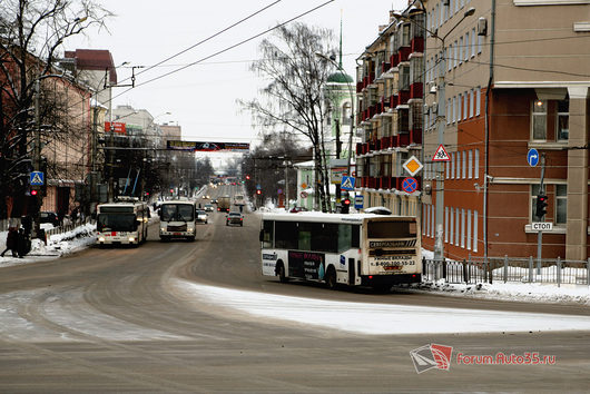 Табличка СТОП на перекрестке Мира - площадь Бабушкина | Аналогичное поведение водителя автобуса 