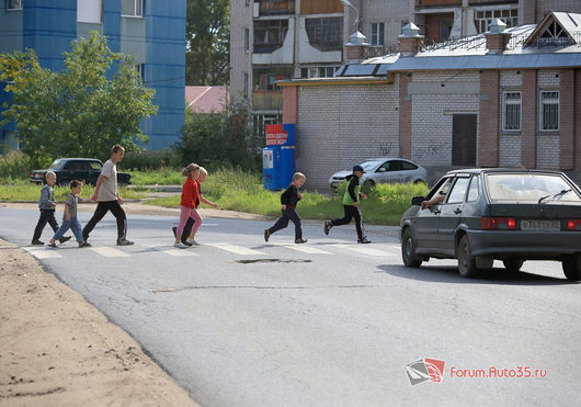 Пешеходный переход на перекрестке Ильюшина - Щетинина | Пешеходы и автомобили