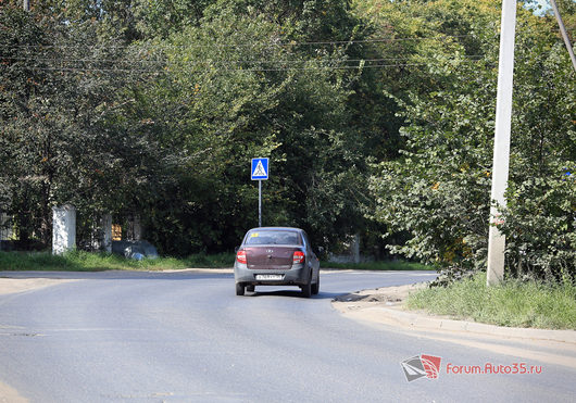Пешеходный переход на перекрестке Ильюшина - Щетинина | Написал обращение в ГИБДД, чтобы дали предписание МУП Зеленстрой обеспечить видимость знаков.