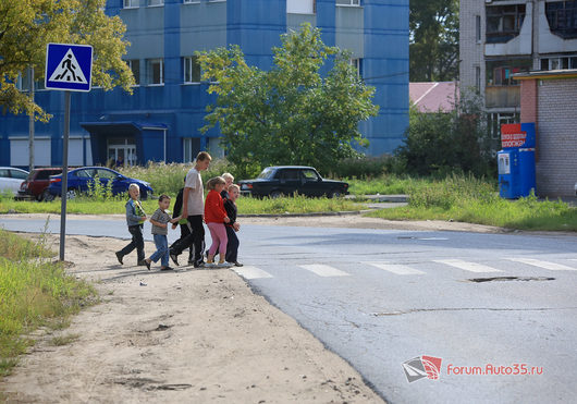 Пешеходный переход на перекрестке Ильюшина - Щетинина | В необходимости официального перехода сомневаться не приходится.