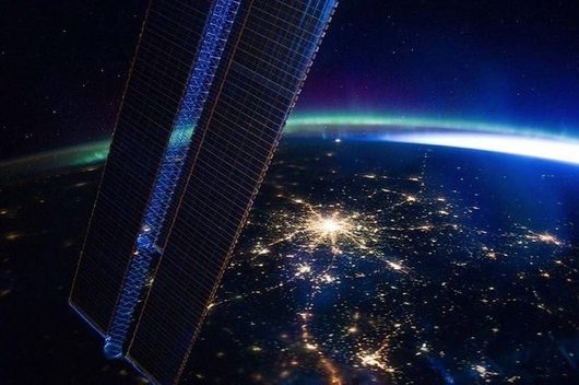 Так, в кучу ;) | Фото Москвы с МКС Слева северное сияние, а справа прилижающийся рассвет.