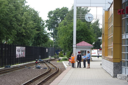 В Ярославль на день | Юные железнодорожники, под руководством наставника ожидают прибытие поезда
