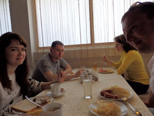 Вологда - Кострома | позавтракали и на улице встретили иностранцев с котами(рыжий мэйнкун европейский, серый мэйнкун американский)