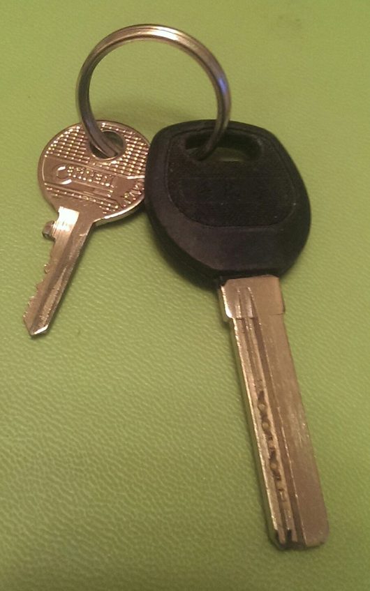 Найдены ключи у дома Ярославская 31Б | Найдены ключи (на фото) на скамейке спортивной площадки дома 31Б по ул Ярославской. Обращаться в личку.