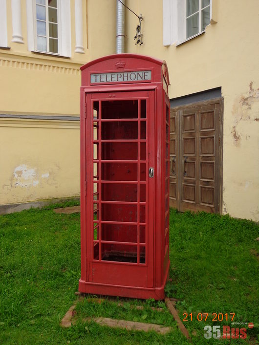 Дорожные зарисовки | в кремле обнаружилась на заднем дворе английская телефонная будка