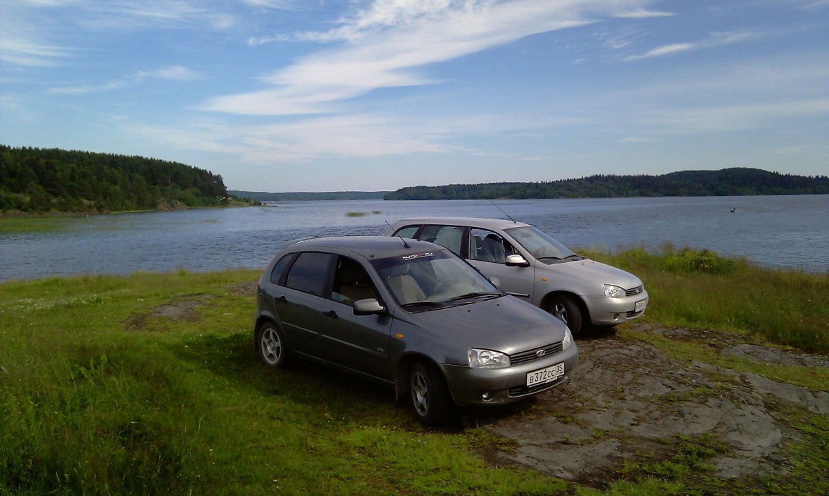 Машина на ладожском озере. Машина в озере. Автомобиль Ладога. Автомобиль у озера.
