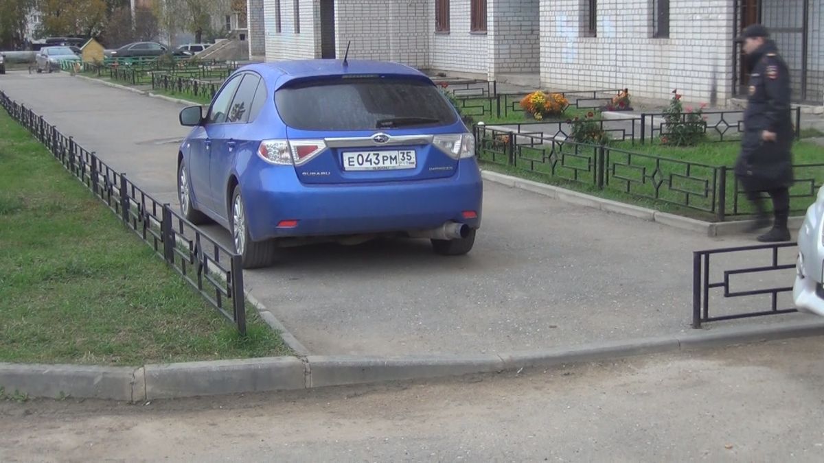 Машины на тротуаре во дворе. Автомобиль припаркованный на детской площадке. Парковка на тротуаре Москва. Бордюр машина. Автомобили припаркованные на тротуарах.