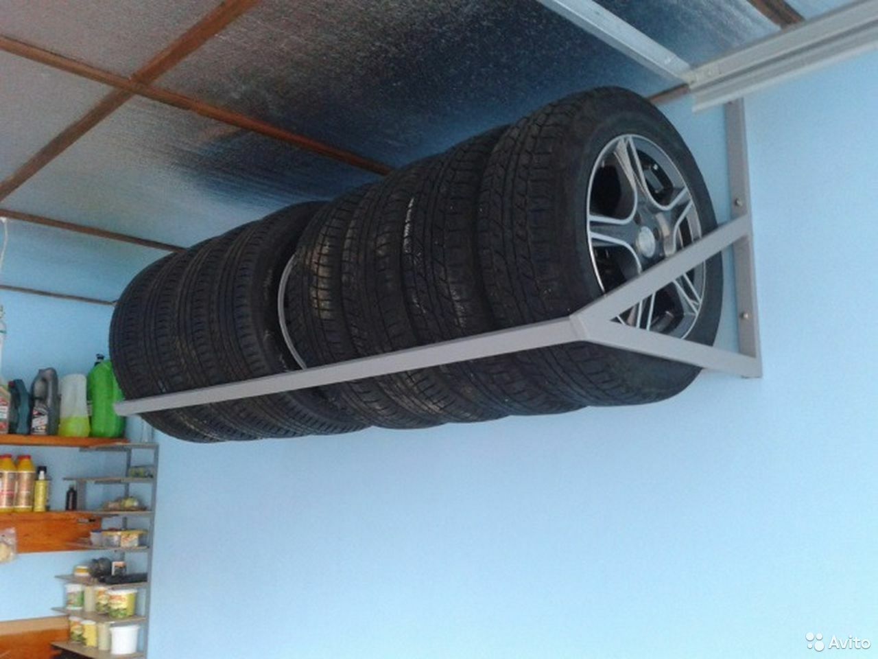 Полка для хранения колес в гараже