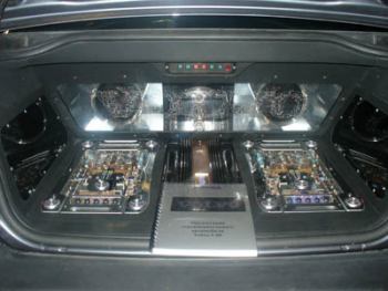 SPL В ВОЛОГДЕ 02-09-2006 | Багажник Вольво С90 с процевой системкой, звучащей почти идеально (по мне) Каждый усь на фотке стоит около 4000$