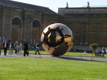 Очередная прогулка по Москве 16.03.2008 | [Солнце] Аллегорический золотой шар во дворе музеев Ватикана. Рим, Италия