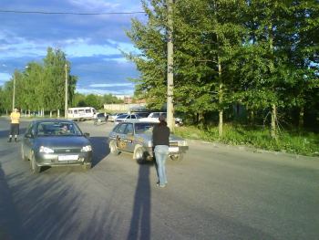 Нелегальный  DragRacing в Вологде | Вчера девчёнки погонялись, результатов не помню. На фото Настя даёт старт, правда мужикам.