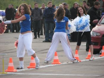 Закрытие Драг сезона 2008 в Архангельске. (фотоотчет) | Хотя и было откровенно прохладно, девченки развлекали зрителей как могли.