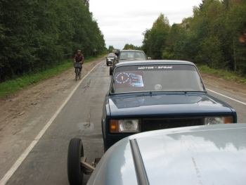 Закрытие Драг сезона 2008 в Архангельске. (фотоотчет) | Ромка маньяк фоткал вылезая из окна. з.ы Андрюха братается с велосипедистом. з.ы.ы Вот что с людьми делает водка.