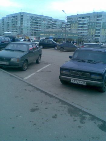 Парковка! Общие вопросы | сегодня макси на ярославской чел-к на 2105 припарковался ни себе, ни людям (
