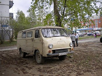 просто ретро-автомобили (фотографии, сделанные на вологодчине) | может не совсем ретро, но экземляр интересный)