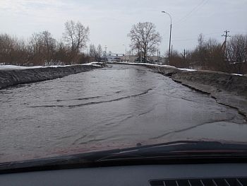 В городе дождь. Ливневая канализация | [в Лукьяново каждый год между девятиэтажками река, а не дорога.] 