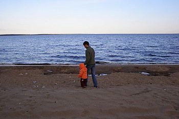 Кольская весна 2009 | Ведут водителя смотреть озеро по городскому пляжу Битого стекла немерянно.