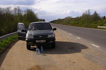Кольская весна 2009 | Набираем водички на роднике по кирилловской дороге.