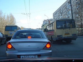 Черный список! Общественный транспорт | ПАЗик объезжает пробку между правым рядом и парковкой у ЗК.