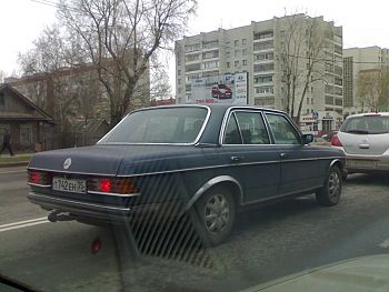просто ретро-автомобили (фотографии, сделанные на вологодчине) | Mercedes часто встречаю по дороге на работу.
