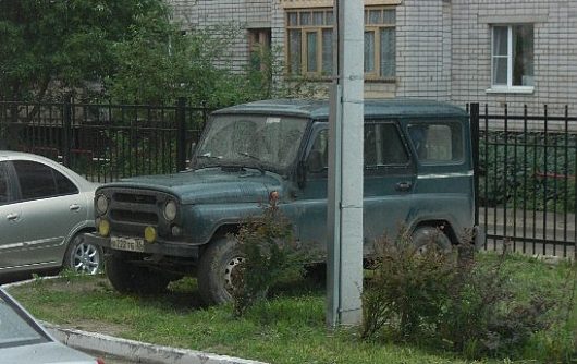 Шедевры парковки | 1 июня 2010 Ленинградская 148 ( ) - во дворе дома напротив ДКПЗ.