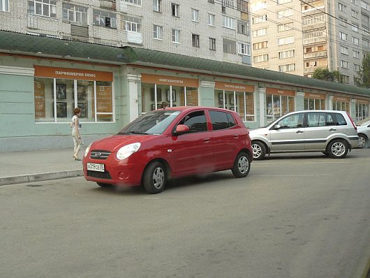 Шедевры парковки | и вот это...вроде поставил вдоль проезжей части, хотя место и разметка предполагают ставить поперек