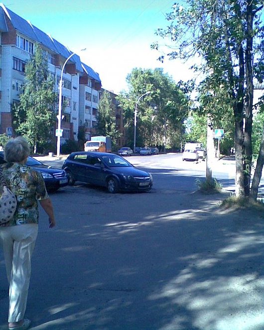 Шедевры парковки | Перекресток Октябрьская и Воровского въезд к Сбербанку.