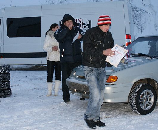 Перерыв между заездами. Чистка трассы Санниково | Награждается грамотой за участие в соревнованиях Сурков Алексей (г.Ярославль, 4 место, класс А)