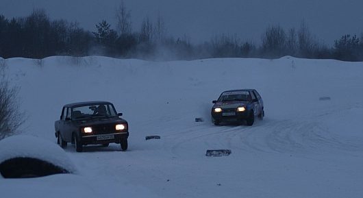 Перерыв между заездами. Чистка трассы Санниково | Жицкий Сергей (г.Вологда, ВАЗ-2105) и Гасанов Аджихалил (г.Кадников, ВАЗ-2108), класс С.