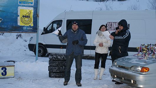 Перерыв между заездами. Чистка трассы Санниково | Награждается грамотой за участие в соревнованиях Ражев Дмитрий (г.Ярославль, 5 место, класс А)