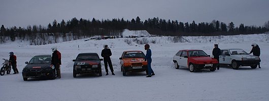 Перерыв между заездами. Чистка трассы Санниково | Фото с Ледовых гонок 08 января 2011г.