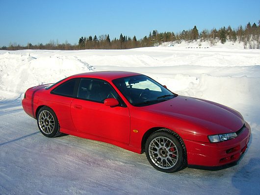 FIN - Nissan s14a Kouki - Red | Да и тем более шипов нет и при попадании на неоднородное покрытие (снег-лёд) стабильность теряет вообще