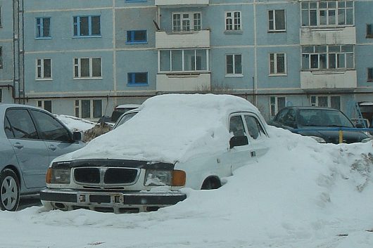 Вологда. "Подснежники" или бесхозные машины | Волга 2 года стоит не выезжает, а место во дворе занимает