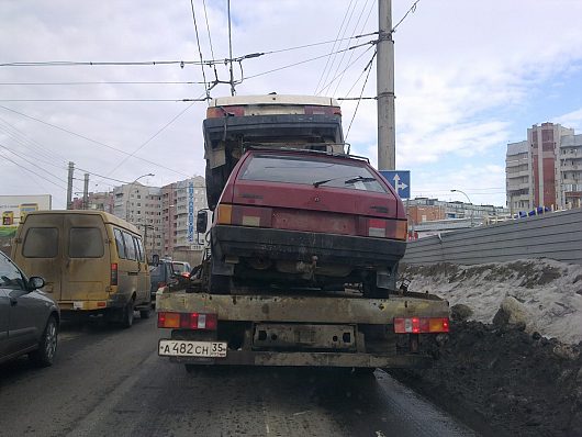 Удивительное рядом | [Супер Эвакуатор (угол Петина-Ленинградской, суббота, 4 вечера) ] Такой способ эвакуации становится популярен.