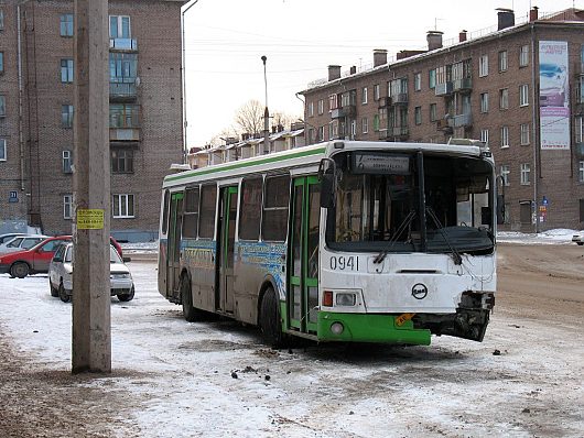 ДТП с участием общественного транспорта. Россия, область | [В Череповце пассажирский автобус врезался в столб] 