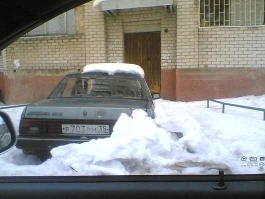 Вологда. "Подснежники" или бесхозные машины | только у одного дома зади него 5 машин таких...