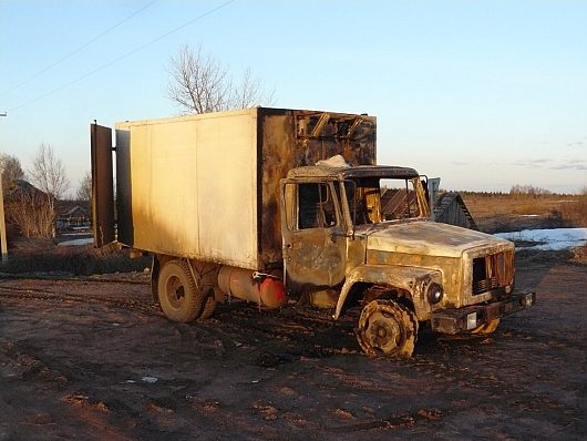 Возгорания автомобилей | на М-8 где-то в Ярославской области стоит на обочине в деревне