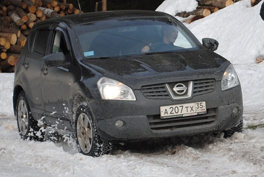 Фото наших автомобилей | Вот моя машина пробирается по сырому снегу в гору...